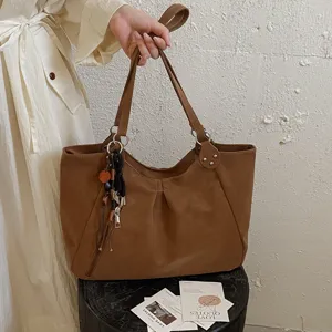 Brown large capacity tote bag for women, minimalist shoulder bag for autumn and winter daily commute.