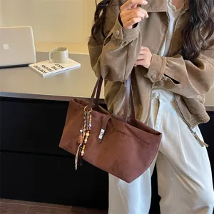 Bolso de hombro casual retro grande para mujer en ante marrón con elegante colgante de borla.