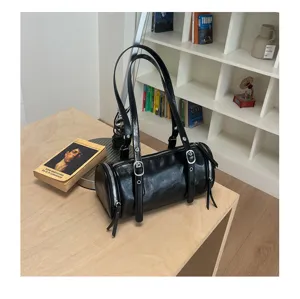 Vista detallada del bolso de hombro cilindrico negro vintage, bolso minimalista elegante.