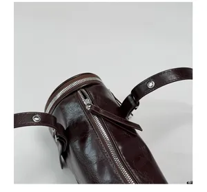 Bolso de hombro cilíndrico marrón retro, bolso tipo almohada de piel sintética con cremallera.