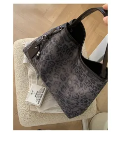 Bolso de hombro con estampado de leopardo vintage, bolso tote espacioso de cuero.