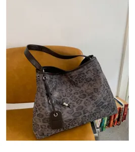 Detalle de bolso de hombro con estampado de leopardo retro, gran capacidad elegante.