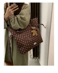 Bolso tote de lona para mujer gran capacidad lunares marrones con colgante de oso tierno.