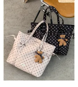 Bolso tote de lona de gran capacidad con lindo colgante de oso, bolso de hombro con lunares.