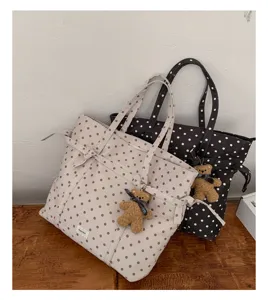 Bolso tote informal de lona de lunares con un bonito colgante de oso para mujeres
