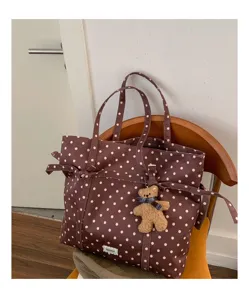 Bolso tote de lona con lunares marrones, colgante de osito y detalle de lazo para mujer.