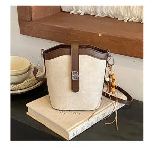 Borsa a secchiello vintage francese in materiale opaco con finiture in pelle e ciondolo