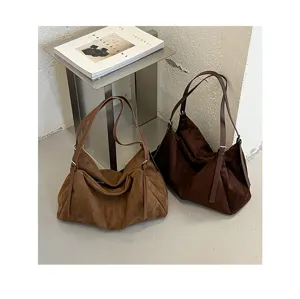 Grand sac porté épaule femme en suédine, cabas souple minimaliste pour l'automne et l'hiver.