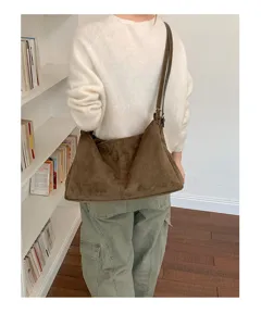 Sac bandoulière en suédine marron pour femme, grand cabas minimaliste sous les bras automne.