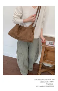 Sac à épaule souple en daim minimaliste pour femmes, grand sac fourre-tout marron.