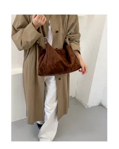 Vue détaillée d'un sac porté épaule en suédine marron, grand cabas souple pour femmes.