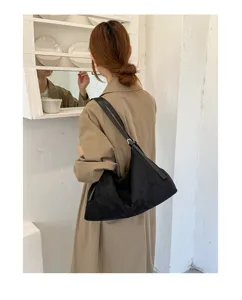 Sac porté épaule souple en daim minimaliste pour femme, détail cabas hobo automne hiver.