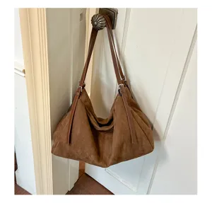 Sac porté épaule souple en suédine marron détail suspendu, grand cabas lifestyle élégant