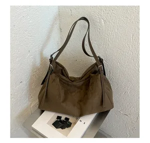 Sac porté épaule hobo en daim marron pour femme, grand cabas fourre-tout minimaliste.
