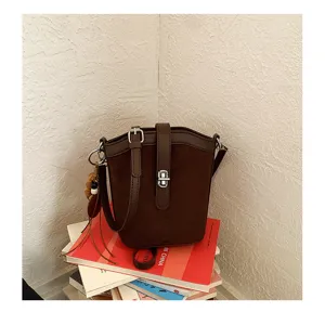 Borsa a secchiello minimalista in camoscio marrone da donna, borsa a tracolla chic.