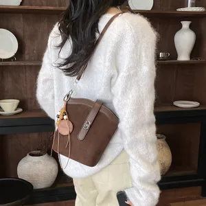Borsa a secchiello opaca minimalista francese da donna a tracolla con elegante nappina