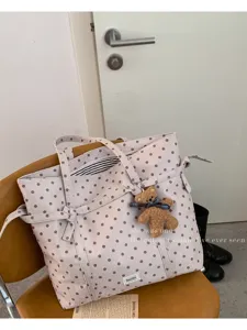 Bolso tote de lona con lunares elegante con bonito lazo y colgante de oso para mujeres.