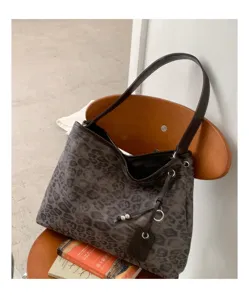 Bolso de hombro vintage con estampado de leopardo, bolso hobo grande con detalle metálico.