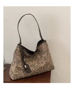 Primer plano detallado del bolso de hombro retro con estampado de leopardo y textura elegante.