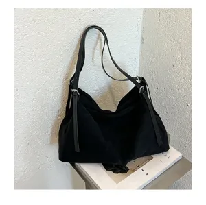Élégant sac à épaule en suédine noire pour femme, grand cabas hobo souple et minimaliste.