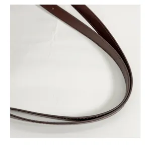 Vue rapprochée détaillée de la bandoulière en cuir marron pour sac à main de femme.