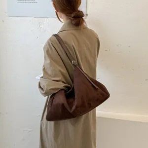 Grand sac porté épaule pour femme en daim marron, sac souple minimaliste pour l'automne.