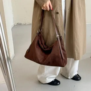Sac a main souple en sude marron pour femme, grand cabas d'epaule chic pour automne hiver