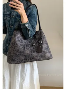 Bolso tote con estampado de leopardo retro para mujer, bolso de hombro grande con elegante etiqueta.
