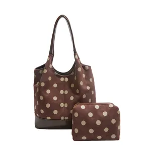 Bruine suède dames shopper tas met stippen patroon en bijpassende cosmetische tas hoofdaanzicht.