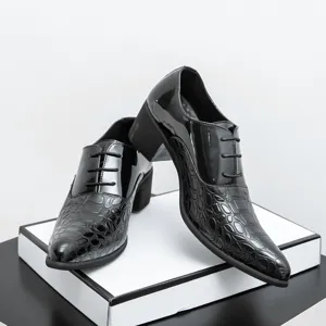 Detailweergave van zwarte lakleren puntige veterschoenen met krokodillenstructuur.