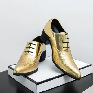 Heren glanzende gouden lakleer puntige veterschoenen blokhak met krokodillenmotief.