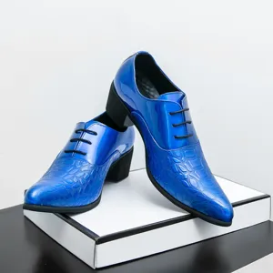 Heren blauwe lakleer spitse neus vetersluiting dikke hak nette schoenen formele zakelijke stijl.