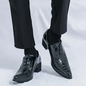 Detailopname van heren lakleren nette schoenen met puntige neus en stijlvolle hak.