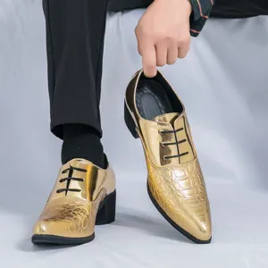 Gouden heren lakleer hoge hak nette schoenen met een puntige neus en vetersluiting.