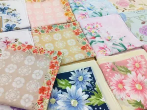 Vue détaillée de plusieurs mouchoirs en coton à motifs floraux frais pour femmes.