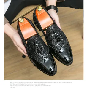 Gros plan de détails de mocassins à pampilles et sequins scintillants pour hommes sur bois.