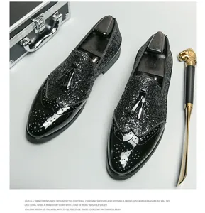 Mocassins à pampilles et paillettes pour hommes, vue détaillée rétro et élégante.