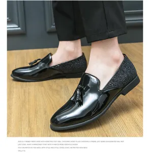 Vue détaillée de mocassins pour hommes en cuir à paillettes avec gland classique.