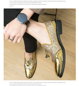Vue détaillée des mocassins à sequins dorés pour hommes, chaussures décontractées élégantes et tendance.