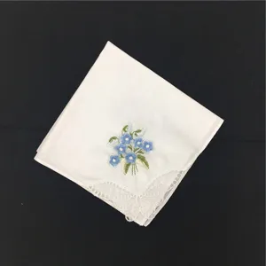 Weißes Baumwoll-Stickerei-Taschentuch mit zartem Blumenmuster und Spitzenrand für Damen.