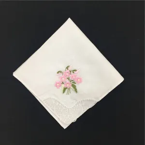 Elegantes Damen Baumwoll Blumen besticktes Taschentuch mit feiner weißer Spitzenborte dekoriert.