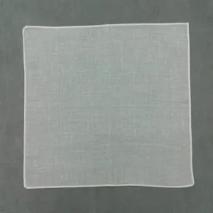 Detailansicht eines schlichten weissen Baumwolltuechtchens, glatte Webart fuer DIY Basteln.