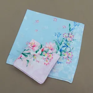 Vue détaillée de mouchoirs en coton à imprimé floral frais, design doux en bleu et rose.