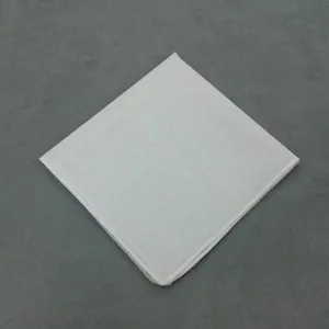 Reines weisses Baumwollnaschentuch Detailansicht, ideal fuer DIY Baendel und kreatives Textilhandwerk.