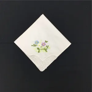 Weißes Damen Stofftaschentuch aus Baumwolle mit Blumenstickerei und feiner Spitzenkante.