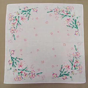Vue détaillée du mouchoir pour femme en coton de 43 cm avec de délicats motifs floraux.