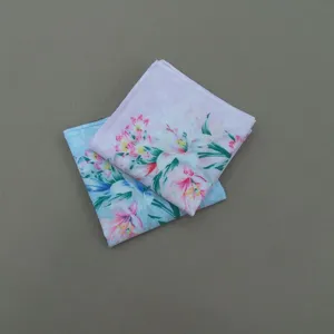 Vue détaillée du mouchoir en coton imprimé floral, design doux en rose et bleu pour femmes.