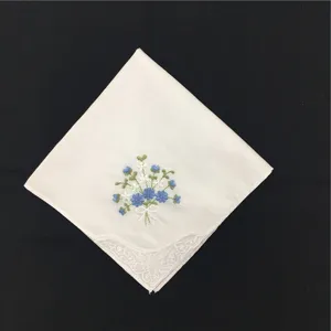 Elegantes weißes Baumwoll-Damintaschentuch mit zarter blauer Blumenstickerei und Spitzenrand.