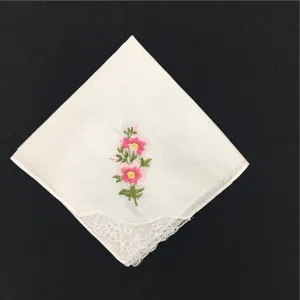 Weißes Baumwollbesticktes Taschentuch mit rosafarbenem Blumenmuster und feiner Spitzenborte.