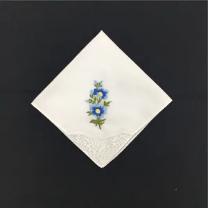 Weißes Baumwoll-Damen-Taschentuch mit blauer Blumenstickerei und feiner Spitzenborte am Eck.
